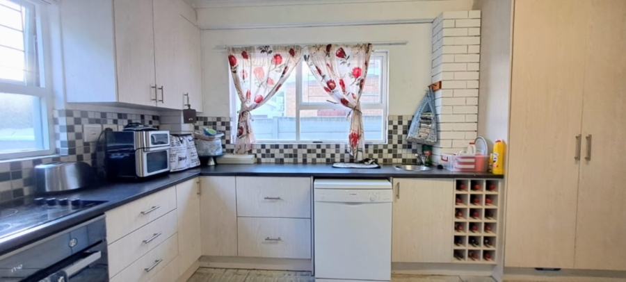 4 Bedroom Property for Sale in Sandbaai Western Cape